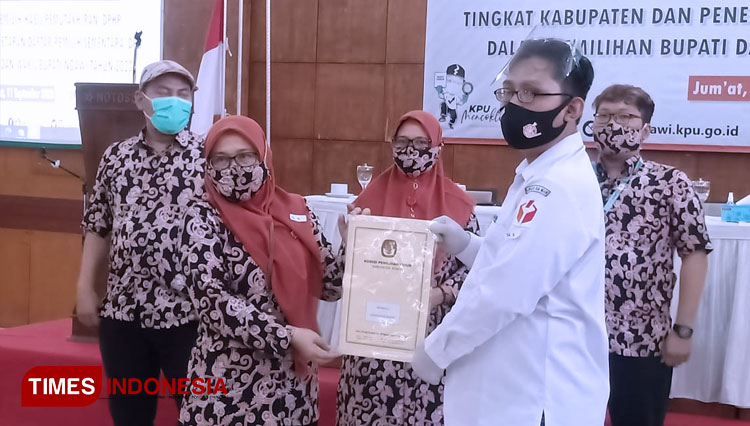 Ketua KPU Ngawi menyerahkan DPS Pilkada Ngawi 2020 kepada Ketua Bawaslu (Foto: Ardian Febri TH/TIMES Indonesia) 
