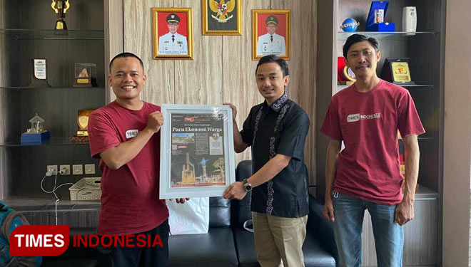 Managemen TIMES Indonesia, Cirebon Raya menyerahkan e-koran edisi wajah baru Majalengka kepada Kabag Ekbang Pemkab Majalengka, Irfan Nur Alam. Foto: Jaja Sumarja/TIMES Indonesia.