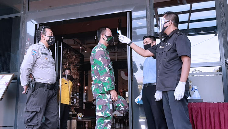 Pengecekan suhu tubuh oleh petugas kepada tamu sebelum masuk Hotel (foto: PR Horison Urip Sumoharjo Yogyakarta for TIMES Indonesia) 