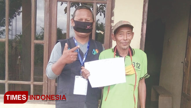 Petugas SP2020 saat berfoto bersama dengan warga Dusun Pagar Gading bernama Sensus.  (Foto: Asnadi/ TIMES Indonesia) 