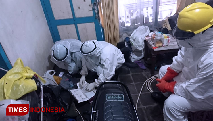 Petugas Urkes Polresta Malang Kota saat melakukan tes swab di rumah Evi Marita. (Foto: Humas Polresta Malang Kota)