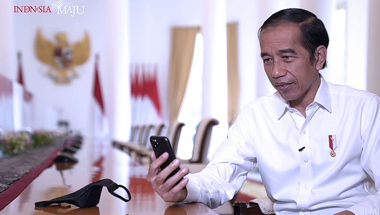 Presiden Joko Widodo tengah berbincang dengan Ibu Rika Susi Waty, Guru SMPN 7 Padang. (Foto: tangkapan layar YouTube Setpres) 