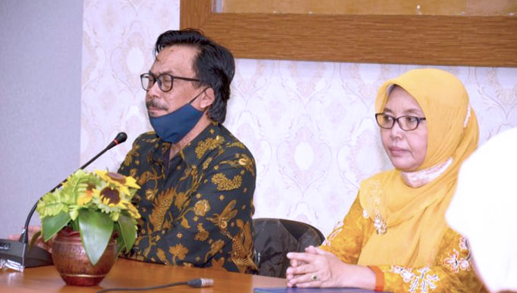 Wakil Rektor I Bidang Akademik Prof. Dr. M. Zainuddin bersama Ketua LP2M UIN Maliki Malang Prof. Dr. Tutik Hamidah. (Foto: Humas UIN Malang)
