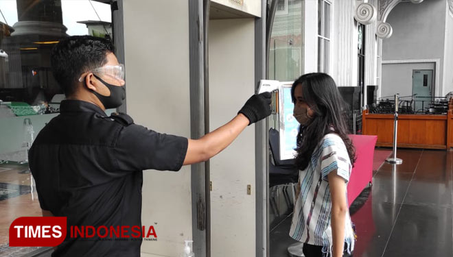 Public Relation JCM Yogyakarta, Febrianita Candra Rini ketika menunjukkan protokol kesehatan berupa pengecekan suhu tubuh oleh petugas sebelum memasuki area JCM. (FOTO: Hendro S.B/TIMES Indonesia)