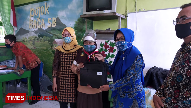 Distribusi laptop gratis untuk siswa di SDN 03 Madiun Lor. (Foto: Yupi Apridayani/TIMESIndonesia)