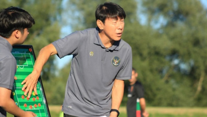 Pelatih Senior Tim Nasional Indonesia U-19, Shin Tae-yong saat memberikan materi latihan saat TC di Kroasia (foto: Dokumen/PSSI)