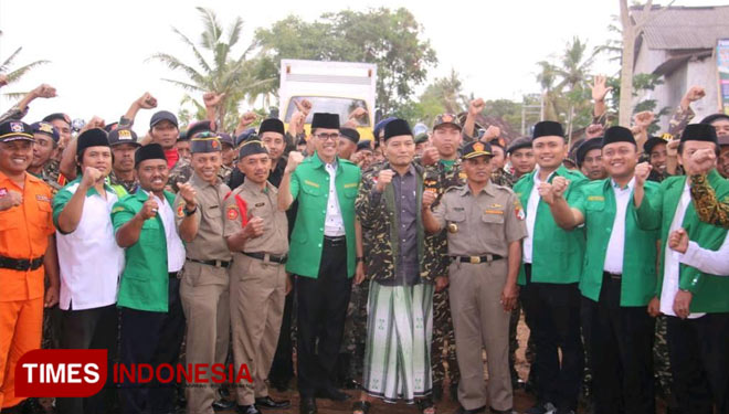 Sukron Makmun Hidayat, Ketua GP Ansor Banyuwangi (tengah) saat bersama jajaran. (Foto : Dokumentasi TIMES Indonesia)