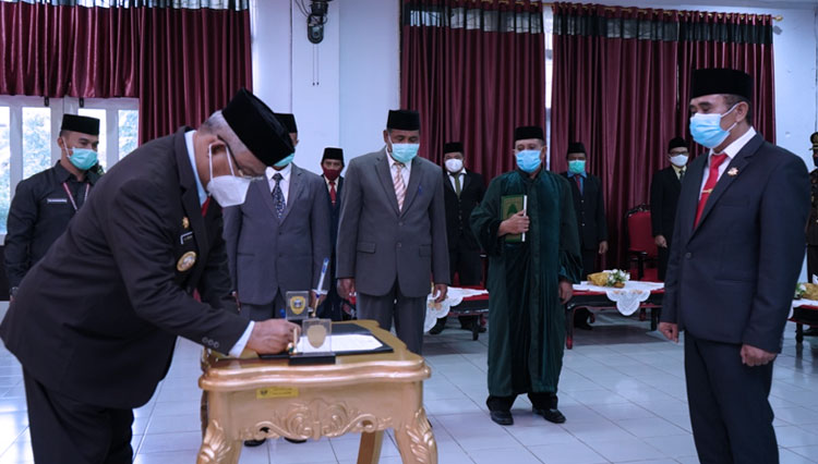 Wali Kota Ali Ibrahim secara resmi melantik Miftah Baay sebagai Pj Sekkot Tikep. (Foto: Aidar for TIMES Indonesia)