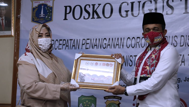 Wali Kota Jakarta Timur M. Anwar saat menerima penghargaan dari Fahira Idris anggota DPD RI Provinsi DKI Jakarta. (Foto: timur.jakarta.go.id) 