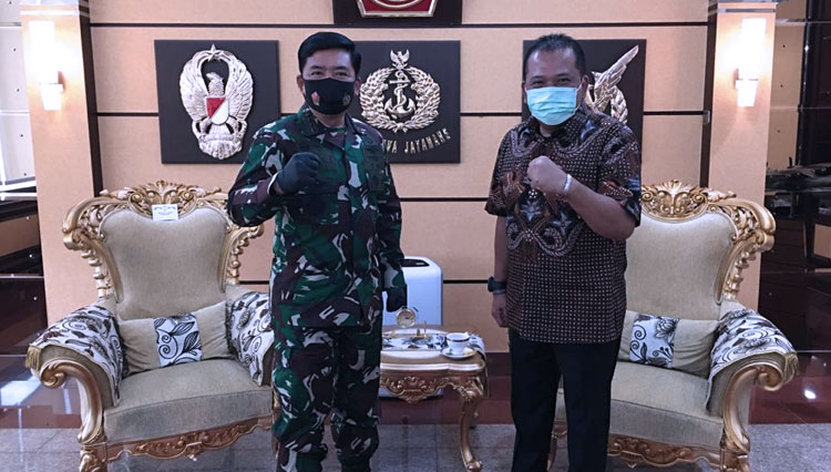 Panglima TNI Marsekal TNI Hadi Tjahjanto bersama Ir. R. Agoes Soejanto, Ketua PD GM FKPPI XIII Jatim. (FOTO: Puspen TNI)