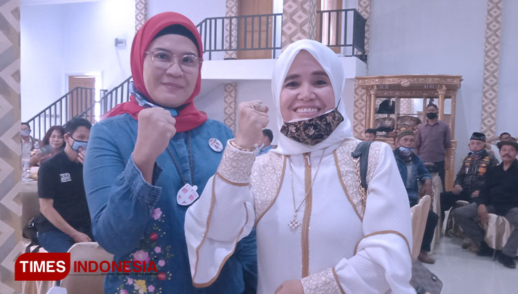 Tokoh perempuan Kabupaten Indramayu, Amy Anggraini (kanan) bersama Cabup Nina Agustina Dai Bachtiar. (Foto: Nurhidayat/TIMES Indonesia)