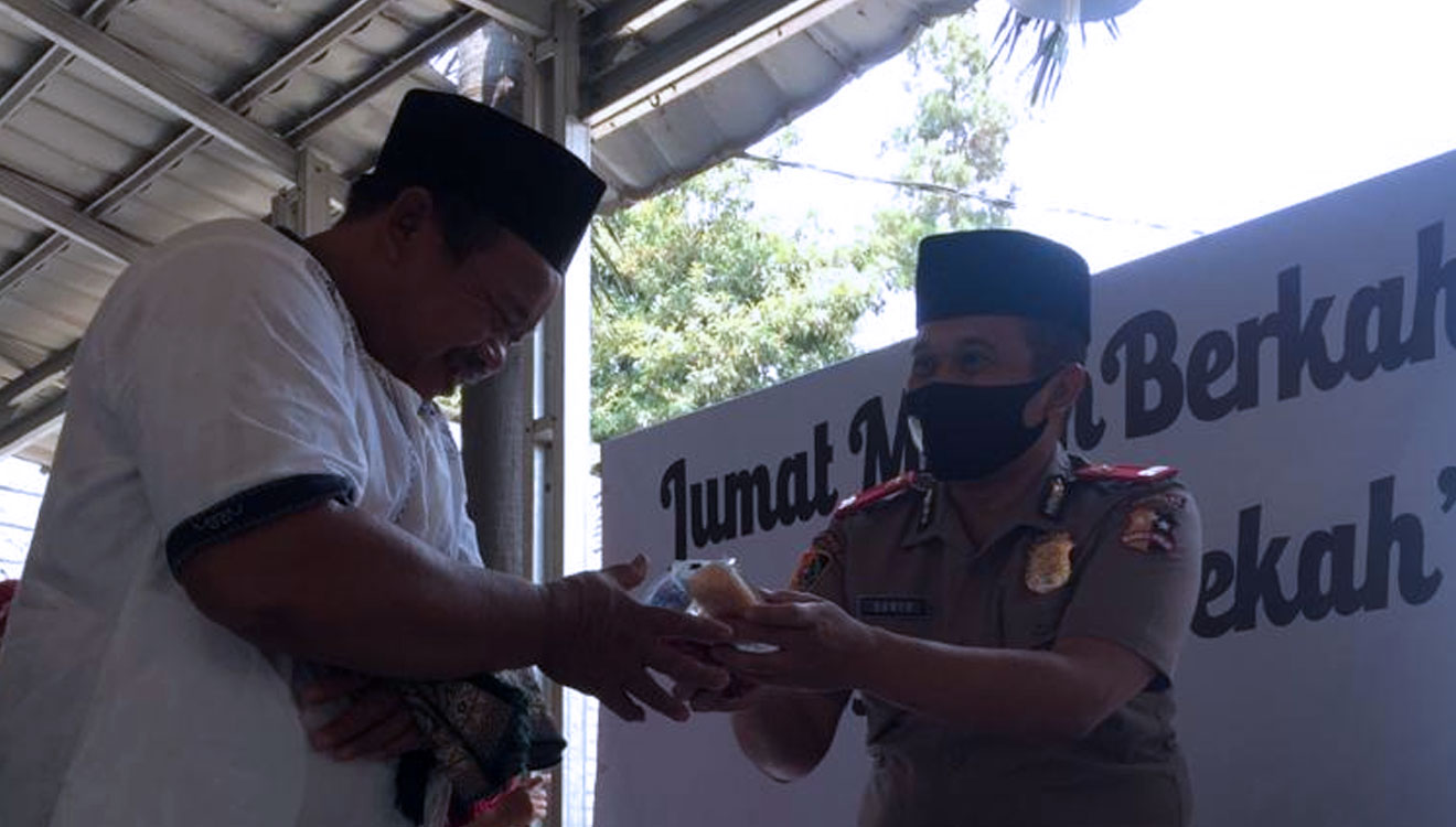 Anggota polisi Polda DIY, Kompol Suryo Hutomo ketika membagikan masker dan sembako. (FOTO: Dokumen Suryo H. for TIMES Indonesia)