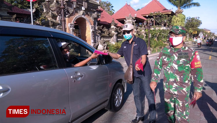 Kegiatan pembagian masker kerjasama antara BIN, Komunitas Jurnalis Gianyar (KJG) dan Forum Komunikasi Antar Media Bali Bangkit (FOTO: Forum Komunikasi Antar Media Bali Bangkit for TIMES Indonesia)