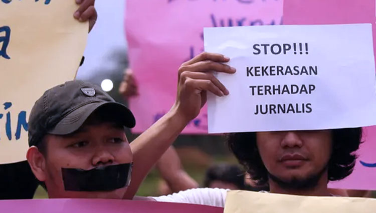 Wartawan dari berbagai media dalam Wartawan Hitam Jakarta menggelar unjuk rasa di depan Istana Merdeka, Jakarta, Kamis (26/9/2019). Mereka meminta Kapolri untuk memeriksa dan mengadili oknum Polisi yang telah melakukan pemukulan dan perampasan alat kerja 
