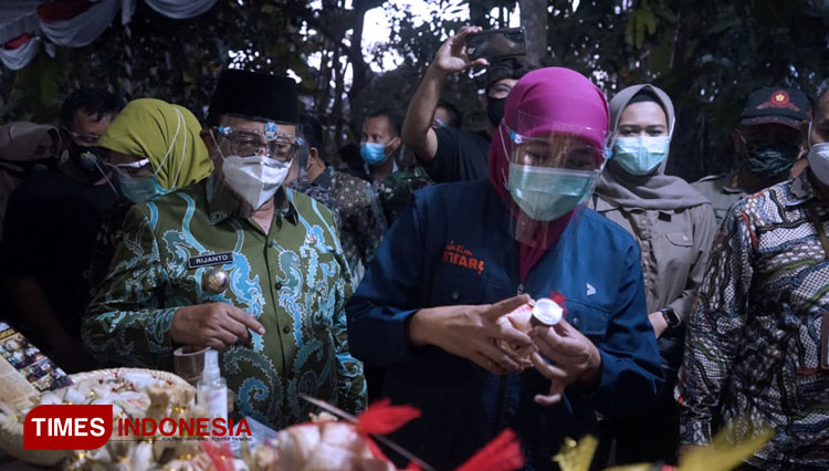 Gubernur Jawa Timur didampingi Bupati Blitar mengunjungi pameran UMKM di Desa Rejowinangun Kecamatan Kademangan Kabupaten Blitar, Sabtu (12/9/2020). (Foto: Sholeh/ TIMES Indonesia)