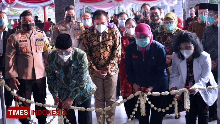 Gubernur Jawa Timur Khofifah Indar Parawansa meresmikan Rumah Sakit Umum Daerah Srengat Kabupaten Blitar, Sabtu (12/9/2020). (Foto: Sholeh/ TIMES Indonesia)