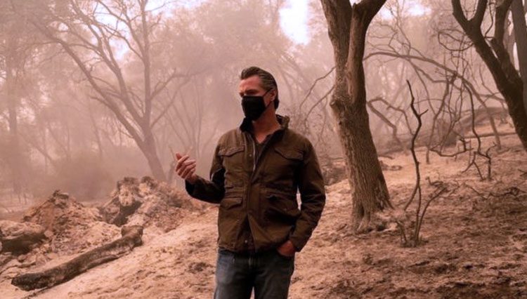 Gubernur California, Gavin Newsom meninjau lokasi kebakaran hutan. (FOTO: BBC)