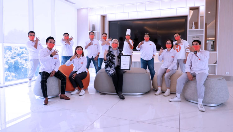 Manajemen HARRIS Hotels & Conventions Bundaran Satelit Surabaya menunjukkan sertifikat hotel bintang 4 yang baru saja diraih, Sabtu (12/9/2020). (Foto: Dok. HARRIS Hotels & Conventions) 