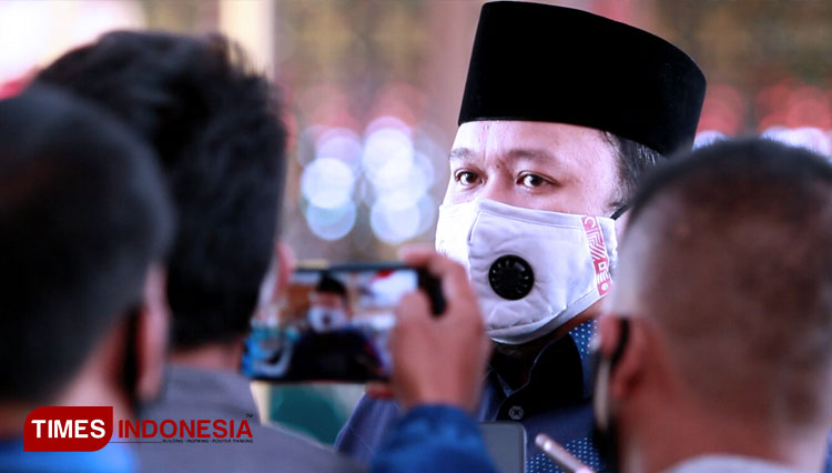 Anggota DPR RI Hasani Bin Zuber ketika diwawancarai awak media di Pendapa Agung Kabupaten Bangkalan. (FOTO: Doni Heriyanto/TIMES Indonesia)