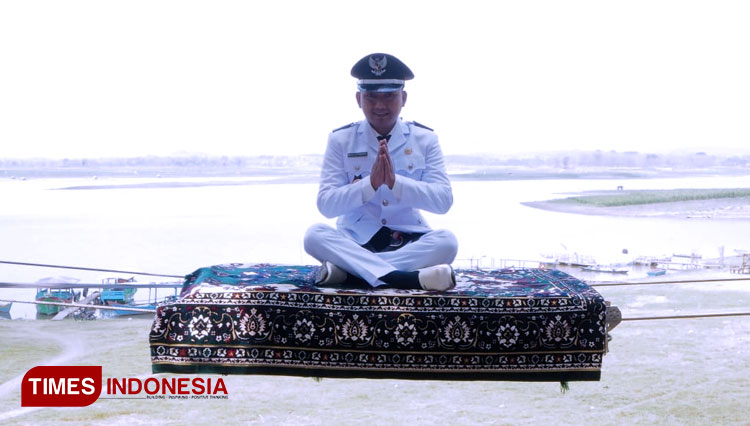 Kepala Desa Gondang Lor, Hardian Permana, saat melakukan uji coba wahana baru bernama Karpet Aladin, di Waduk Gondang. (FOTO: Desa Gondang Lor for TIMES Indonesia)
