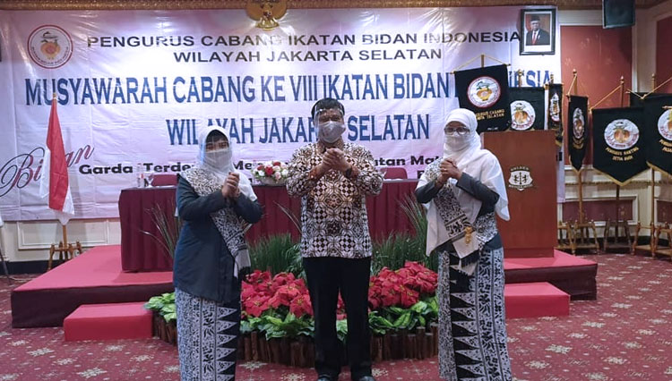 Kasudinkes Jakarta Selatan Muhammad Helmy didampingi Kasi SDK Sudinkes Jaksel pada acara Musyawarah Cabang IBI Jakarta Selatan, Agustus 2020. (Foto: instagram Sudinkes Jaksel) 