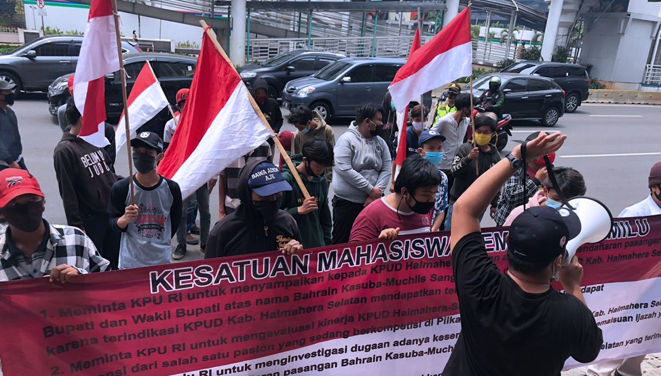  Kesatuan Mahasiswa Pemantau Pemilu mengelar aksi untuk mendesak KPU RI untuk mengevaluasi kinerja KPUD Halmahera Selatan (Halsel). (Foto: Kesatuan Mahasiswa Pemantau Pemilu)