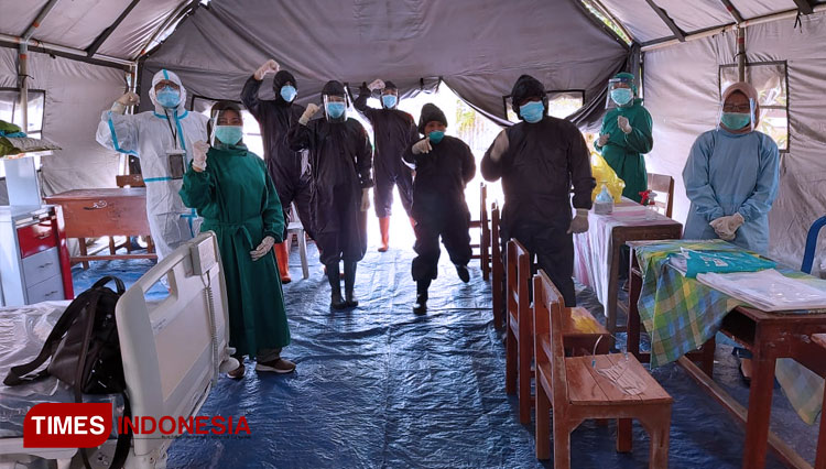 Para petugas medis di mini hospital Pondok Pesantren Darussalam Blokagung (Foto: Rizki Alfian/TIMES Indonesia)