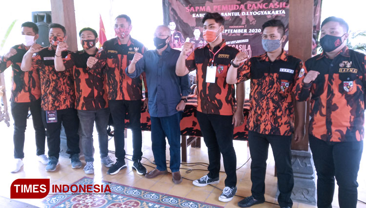  Bupati Bantul Suharsono bersama pengurus cabang SAPMA Pemuda Pancasila Kabupaten Bantul. (Foto: Totok Hidayat/TIMES Indonesia)