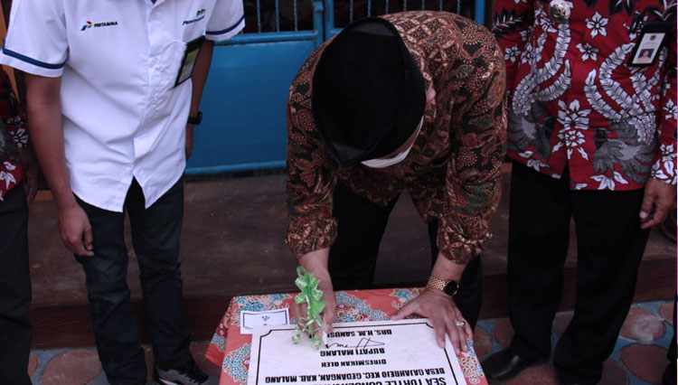 Kolaborasi Pertamina bersama stake holder dan Bupati Malang Sanusi dalam rangka pelepasliaran tukik. (Foto: Dok. Pertamina) 