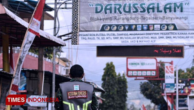 Petugas TNI berjaga di pintu masuk Ponpes Blokagung Banyuwangi. (FOTO: Agung Sedana/ TIMES Indonesia)