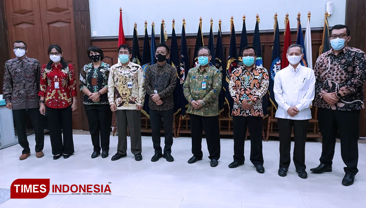 Pihak Kemenhub RI saat melakukan foto bersama dengan perwakilan dari UB Malang. (Foto: Akhmad Muwafik Saleh for TIMES Indonesia)
