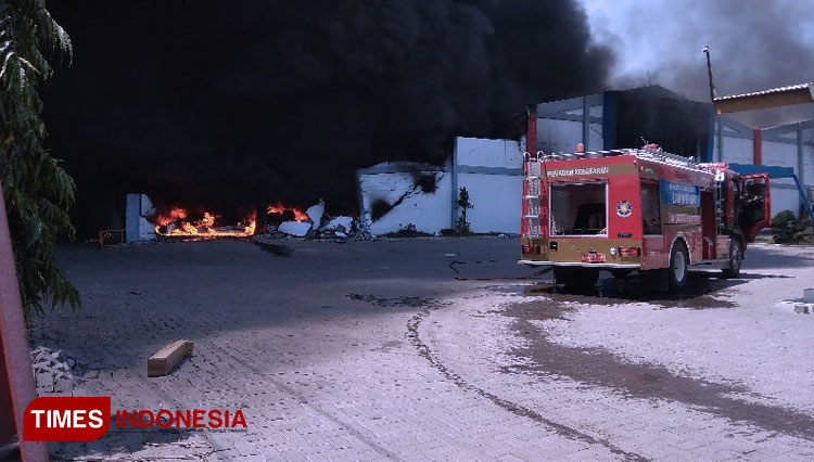 Pabrik PT. Win (Wira Inti Nurmala) di Jalan Raya Lamongan-Gresik KM.40 mengalami kebakaran dan sejumlah petugas pemadam kebakaran berusaha mematikan api. (12/09/2020). (Foto: Moch. Nuril Huda/TIMES Indonesia)