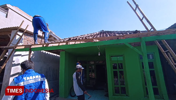 Dinsos Provinsi Jawa Timur, memberikan bantuan rehab rumah, untuk pengamen naik haji asal Kerpangan, Kabupaten Probolinggo. (FOTO: Happy/TIMES Indonesia)