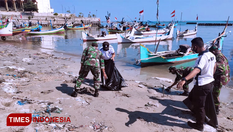 Polisi dan TNI menggelar aksi bersih-bersih Pantai Boom Paciran, Lamongan, Sabtu (12/9/2020). (FOTO: Humas Polres Lamongan for TIMES Indonesia)