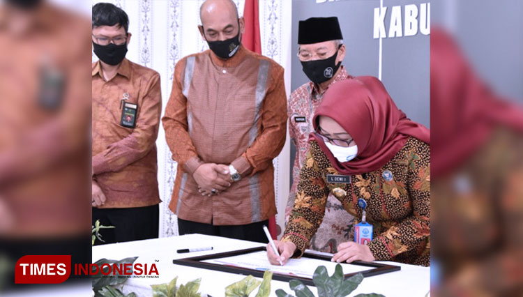 Penandatanganan Deklarasi Pencanangan ZI oleh Kepala BNN Kabupaten Kediri AKBP L.Dewi Indarwati Amk.SH.MM. (FOTO: AJP TIMES Indonesia)