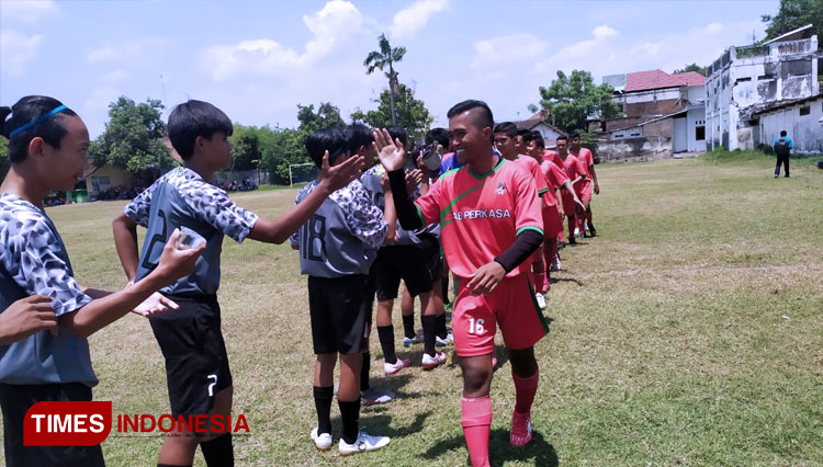 Kegiatan sepak bola liga usia 15 yang diselenggarakan oleh JFC di Lapangan Untung Suropati Tambak Rejo, Kec. Jombang, Kabupaten Jombang, Jawa Timur. (Foto: Rohmadi/TIMES Indonesia)