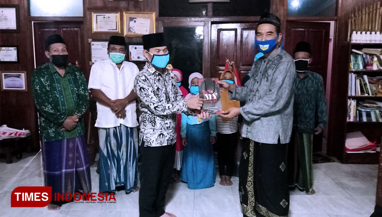 Komunitas Banyu Bening membagikan masker untuk mencegah penyebaran Covid-19. (FOTO: Soni Haryono/TIMES Indonesia)