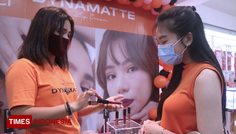 Customer mencoba produk kosmetik Salsa Dynamitte Lip Cream di toko retail Envio Store Surabaya, Sabtu (12/9/2020). (Foto: Lely Yuana/TIMES Indonesia)