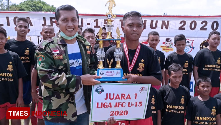 Gus Farid Exco PSSI saat penyerahan trofi ke Juara 1 SSB AB Perkasa pada gelaran liga U15 JFC (FOTO: Rohmadi/TIMES Indonesia)