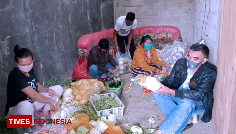 Pedagang sayur di Pudak menyiapkan sayurannya untuk didistibusikan ke wilayah Pulung. (Foto: Bani Budi Santoso for TIMES Indonesia)