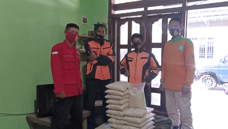 Penyerahan beras kepada warga di Desa Klorogan, Kecamatan Geger, Kabupaten Madiun untuk membantu masyarakat di masa pandemi Covid-19. (Foto: Choirul/TIMES Indonesia)