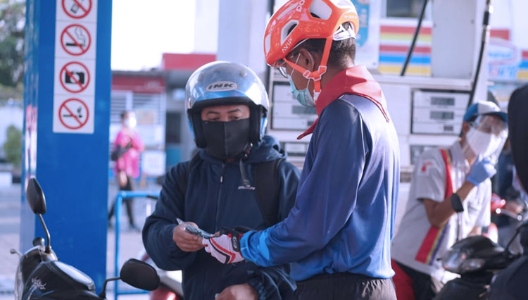GM Pertamina MOR V Sasongko sapa pengguna bahan bakar ramah lingkungan di SPBU Surabaya, Minggu (13/9/2020). (Foto: Dok. Pertamina)
