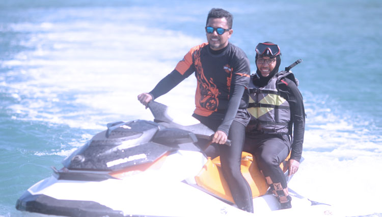 Gus Haris bersama Mahdi, menikmati sky boat di Pulau Gili Ketapang, Probolinggo (foto: Kang Dolex/TIMES Indonesia)