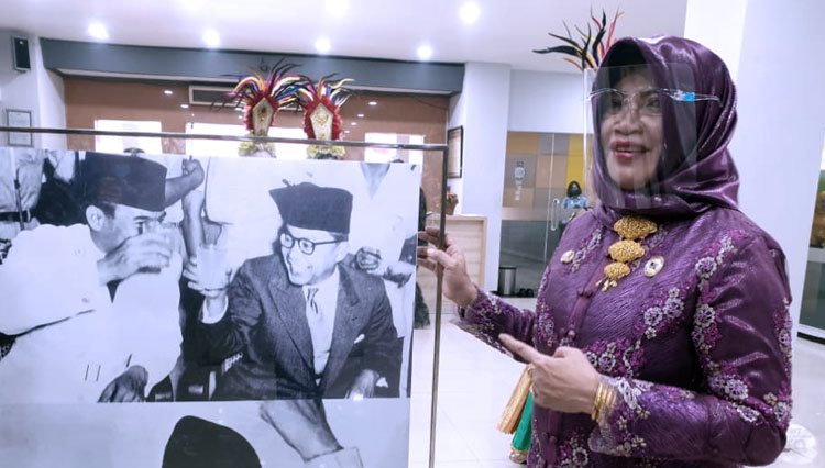 Kepala Stasiun LPP RRI Surabaya Sumarlina menunjukkan jejak sejarah berdirinya RRI, Minggu (13/9/2020). (Foto: Dok. RRI) 