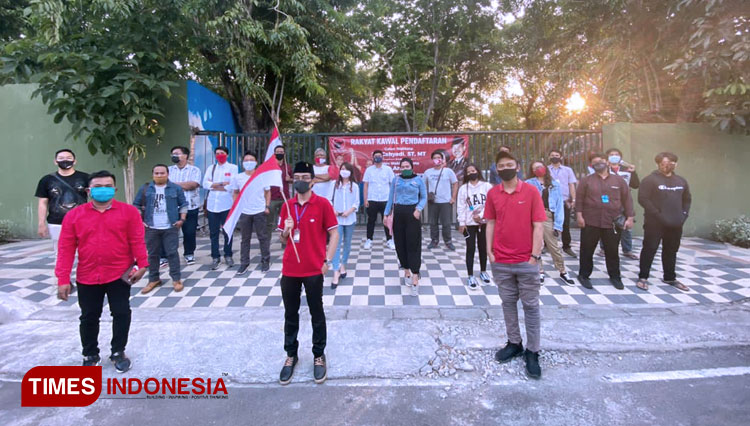 Anak-anak muda Surabaya yang tergabung dalam Taruna Merah Putih menyatakan dukungan kepada calon penerus Risma, Senin (14/9/2020). (Foto: Ammar Ramzi/Times Indonesia) 