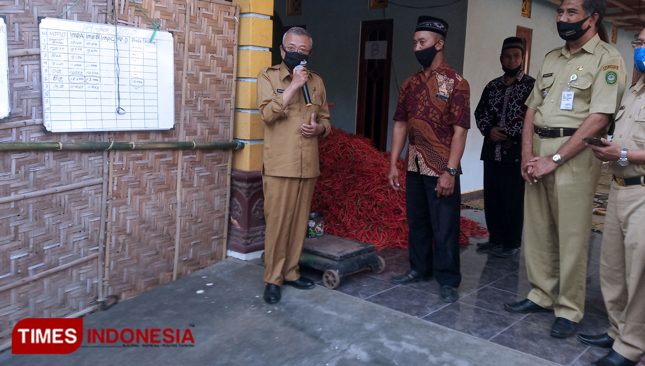  Bupati Bantul Suharsono saat membuka pelaksanaan lelang cabai (Foto: Totok Hidayat/TIMES Indonesia)