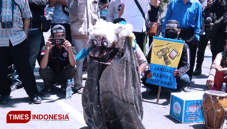 Aksi berokan di sela aksi unjuk rasa jurnalis Indramayu di depan kantor KPUD Indramayu.(Foto: Muhamad Jupri/TIMES Indonesia)