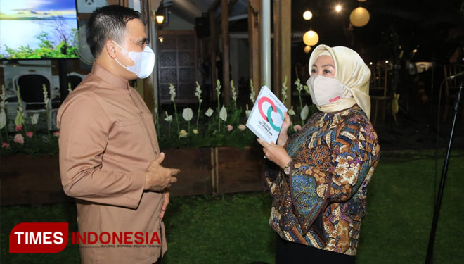 Deputi Bidang Pelayanan Publik KemenPAN-RB, Diah Natalisa bersama Bupati Banyuwangi Abdullah Azwar Anas (Foto : Rizki Alfian/ TIMESIndonesia)