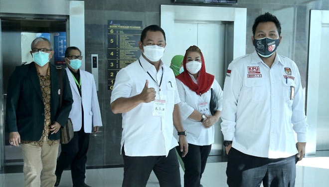 Ketua KPU Kota Semarang, Hendri Cassandra Goeltom (kanan) antarkan Bapaslon Walikota Semarang Hendi dan Ita jalani tes kesehatan di RSUP Karyadi. (humas)