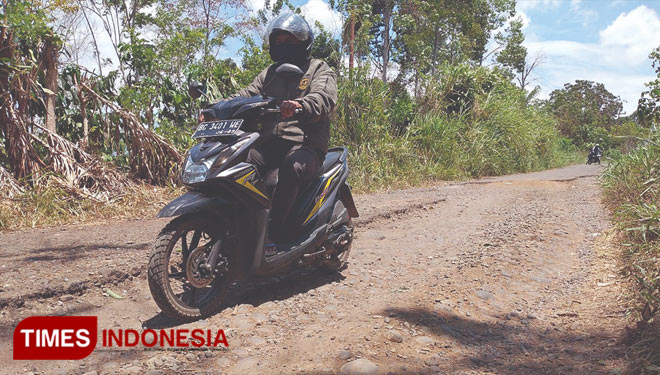 Pengendara motor saat melintas di titik kerusakan jalan menuju Dusun Sumber Jaya, Kelurahan Candi Jaya.  (Foto: Asnadi/TIMES Indonesia)   